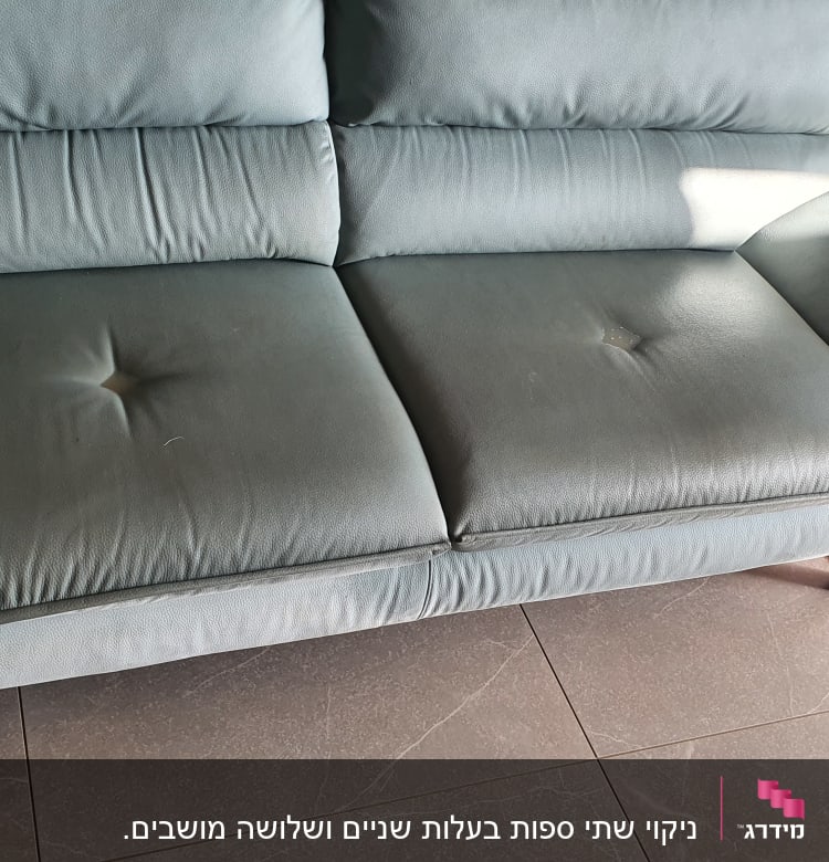 ספה אפורה עם כריות מושב מקומטות